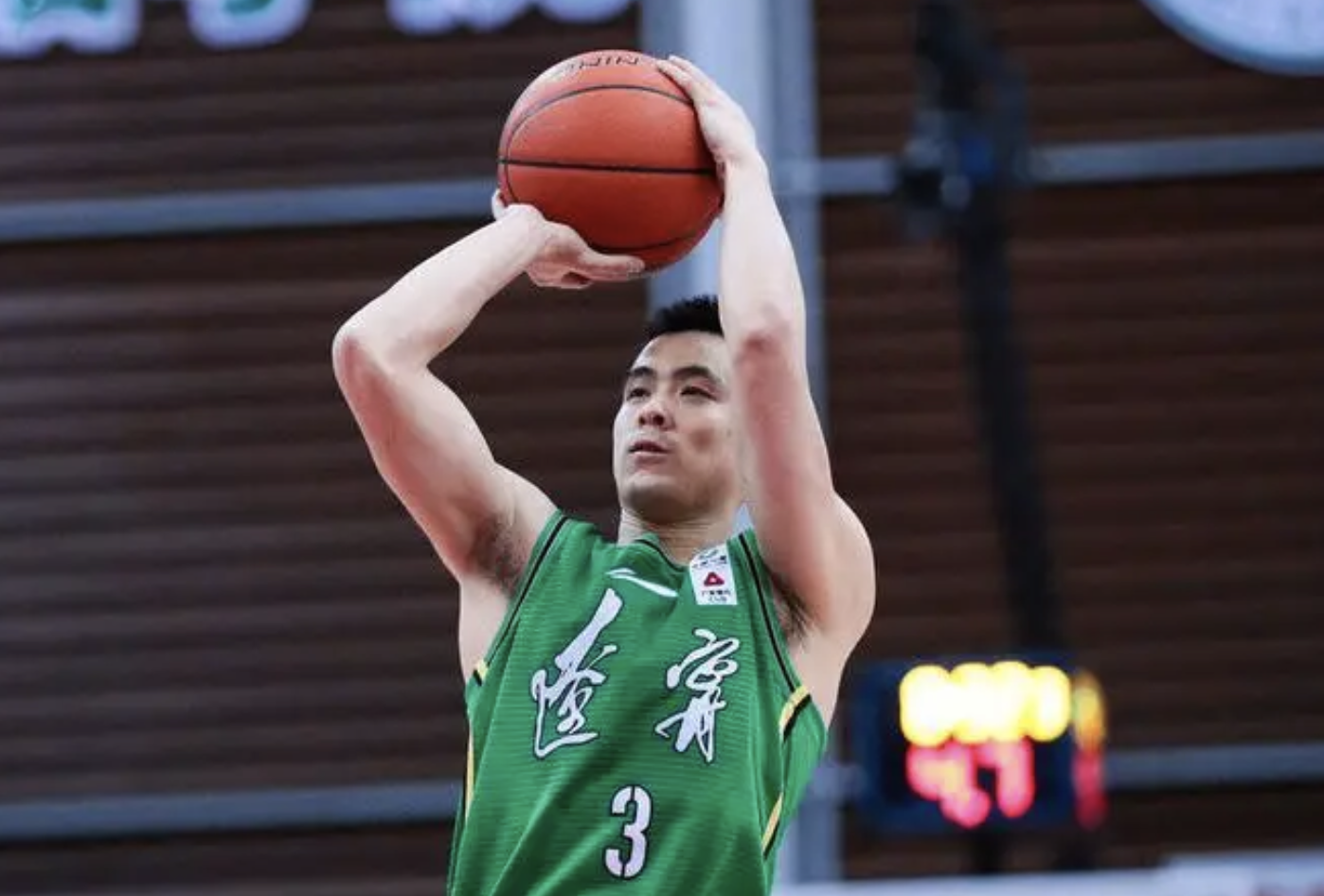 新疆男篮八强战横扫曼联，赵继伟砍下18记关键球，全场沸腾的简单介绍