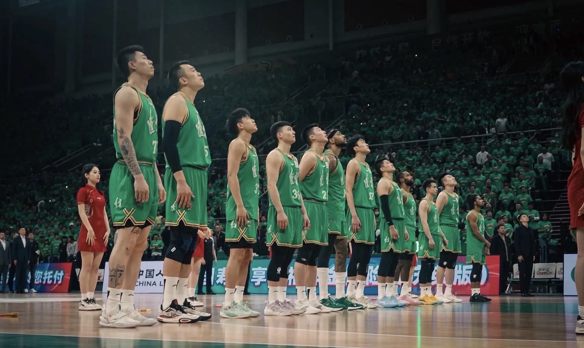 新疆男篮八强战横扫曼联，赵继伟砍下18记关键球，全场沸腾的简单介绍